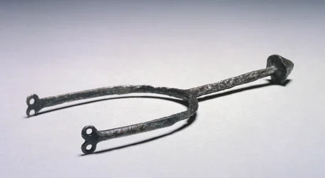 Espuela punzada (acero)