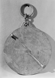 Reverso de un astrolabio morisco, de Córdoba, 1054