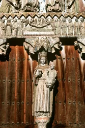 El portal oeste con estatua de la Virgen y el Niño y relieve del Juicio Final