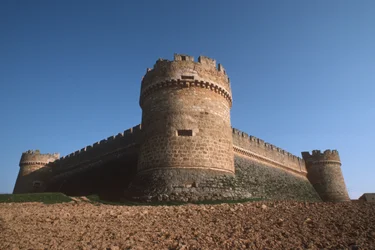 Tres torres de esquina y murallas perimetrales desde abajo