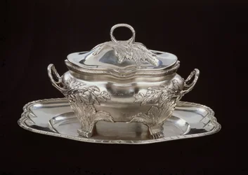 Sopera con su platillo