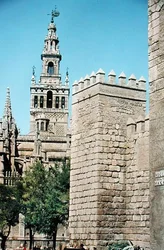 Vista de la Torre de La Giralda y una de las torres de los Reales Alcázares