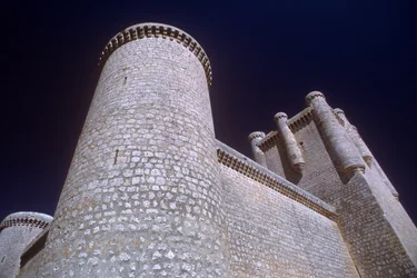 Vista de una torre de tambor y la torre del homenaje desde abajo