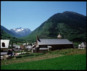 Vista de la iglesia de San Juan, Arties
