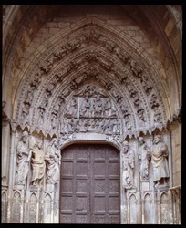 Vista del portal gótico