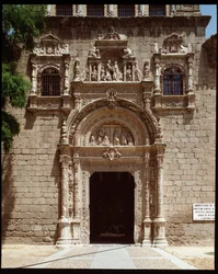 Vista de la puerta plateresca