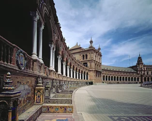 Vista de la arcada semicircular, cada sección con azulejos y columnas representando una provincia de España, diseñada por Aníbal González y Álvarez Osorio (1876-1929) 1914-28