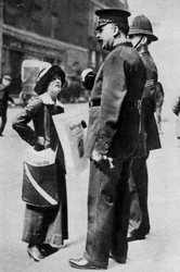 Una sufragista confrontando a dos policías, 1913 1937