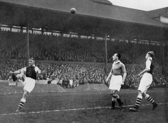 Acrobacias en un partido de Arsenal contra Chelsea en Stamford Bridge, Londres, c1933-c1938