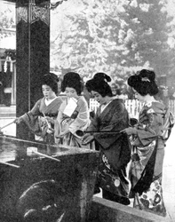 Mujeres japonesas lavándose las manos antes de entrar a un templo, 1936