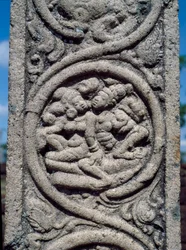 Relieve de un pilar de templo budista