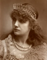 Marion Hood, soprano británica de ópera y teatro musical, 1884