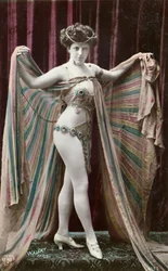 Postal que representa a una bailarina oriental