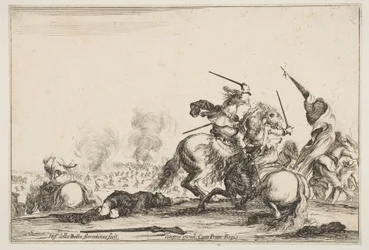 Una escaramuza, dos jinetes luchando con espadas a la derecha, hombres con una bandera corriendo...