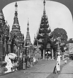 A lo largo de la plataforma hacia el ascenso sur, Pagoda Shwedagon, Rangún, Birmania, 1908