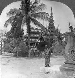 Monasterio budista utilizado como hogar y escuela de sacerdotes, Mandalay, Birmania, 1908