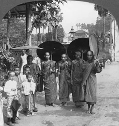 Monjes budistas con sombrillas y abanicos, Rangún, Birmania, 1908