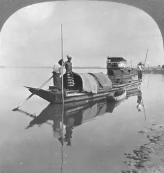 Barco birmano en el río Irrawaddy, Birmania, 1908