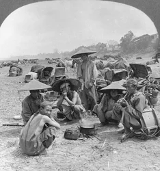 Caravana en ruta hacia China acampando en Bhamo, Birmania, 1908