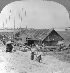 Casa construida de bambú sobre balsas, Bhamo, Birmania, 1908