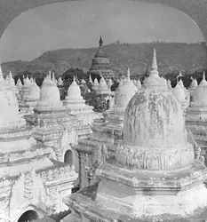 Mirando sobre las 450 pagodas en Mandalay, Birmania