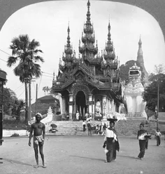 Entrada principal, Pagoda Shwedagon, Rangún, Birmania