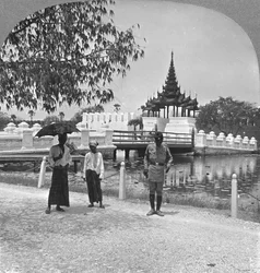 Entrada principal al Fuerte Dufferin y el Palacio Real, Mandalay, Birmania, 1908