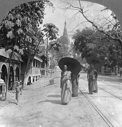 Camino de la Pagoda a la Pagoda Shwedagon, Rangún, Birmania, 1908