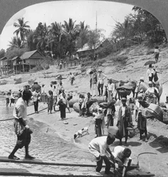 Pasajeros embarcando en un vapor del Irrawaddy, Mada, Rangún, Birmania, 1908