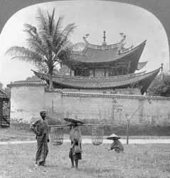 Pintoresca casa de joss china, Bhamo, Birmania, 1908