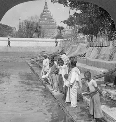 Peregrinos alimentando tortugas sagradas, Pagoda Arakan, Mandalay, Birmania, 1908