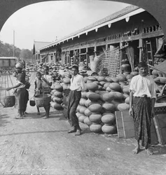 Tienda de cerámica en una calle de Mandalay, Birmania, 1908