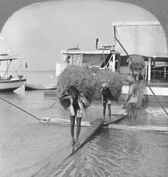 Descargando un barco en el río Irrawaddy, Birmania, 1908