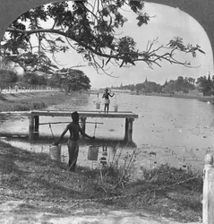 Lado oeste del Fuerte, mostrando el foso, Mandalay, Birmania, 1908