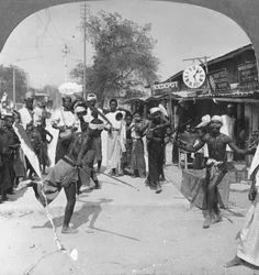 Jóvenes realizando una danza de espadas, Birmania, 1908