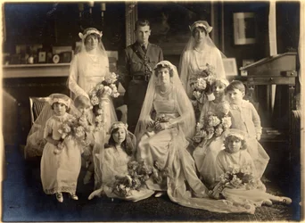 Retrato de grupo de boda de Lady Blanche Cavendish y el coronel Ivan Murray, Guards Chapel, Lansdowne House, 21 de abril de 1919