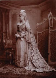 Maud, Marquesa de Lansdowne, como Lady Keith, esposa del Embajador Británico en la Corte de la Emperatriz María Teresa, El Baile del Jubileo de Diamante de la Duquesa de Devonshire en Devonshire House