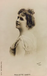 Retrato de la cantante francesa Paulette de Bardy, conocida como Paulette Darty; tarjeta postal