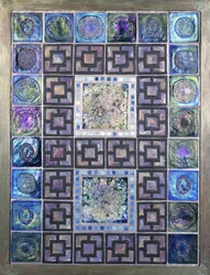 Un panel de azulejos de vidrio Favrile, moldeado con flores y diseños geométricos, siglo XX