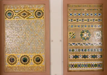 Mosaico de vidrio Tiffany, izquierda: para el Citizens Bank, Ohio, derecha: para el First National Bank (muestrario)