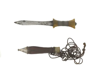 Cuchillo de brazo y funda