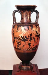 Ánfora de figuras rojas áticas que representa a Ares y Afrodita en un carro luchando contra los gigantes