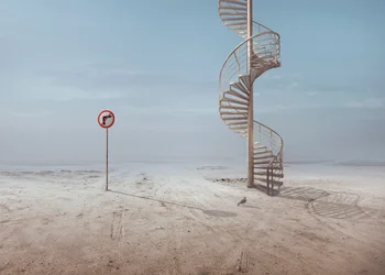 Una escalera surrealista en el desierto