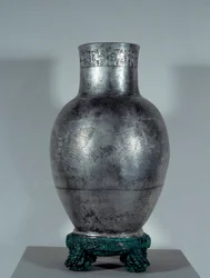 Mesopotamia: vaso de Entemena en plata grabada con motivos y escritura cuneiforme (sobrino y segundo sucesor de Eannatum). Período sumerio (2900-2200 a.C.). 2400 a.C. París, museo del Louvre
