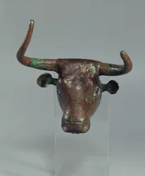 Cabeza de un toro, con inscripción real sumeria, montura para una pieza de mobiliario o para un arpa, de Telloh (antigua Girsu) Período Dinástico Temprano, c.2500-2400 a.C.