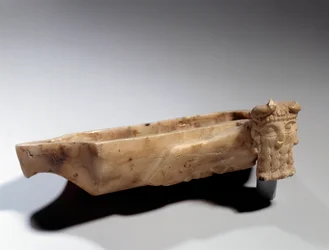 Arte de Mesopotamia: Lámpara decorada con un toro androcefálico (en alabastro). Período sumerio (alrededor de 2400 a.C.). París, Museo del Louvre