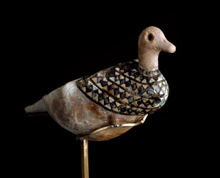 Baja Mesopotamia, Irak, Arte sumerio: lámpara en forma de pato hecha con una concha incrustada con lapislázuli, piedra caliza roja y nácar. 3000 a.C. Dim. l. 21 cm. Bagdad, Museo Nacional de Irak