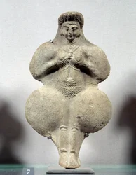 Arte oriental: estatuilla de terracota de mujer sosteniendo sus pechos, probable representación de Ishtar, diosa de la fertilidad. De Susa. Irán. Período elamita. Siglos XIV-XII a.C. Altura 0,16 m. Museo del Louvre