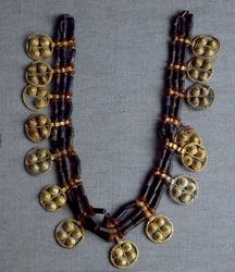 Arte sumerio: collar con colgantes de oro y cuentas de lapislázuli