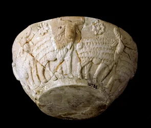 Arte sumerio: relieve tallado en piedra caliza con carneros (3000 a.C.)